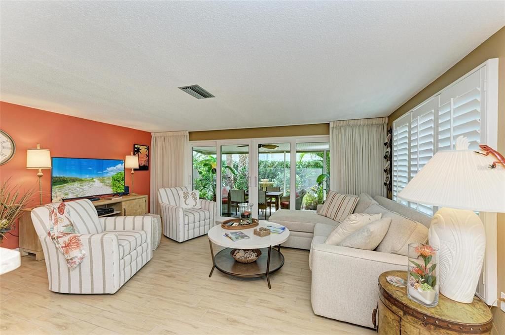 For Sale: $1,249,000 (2 beds, 2 baths, 1068 Square Feet)