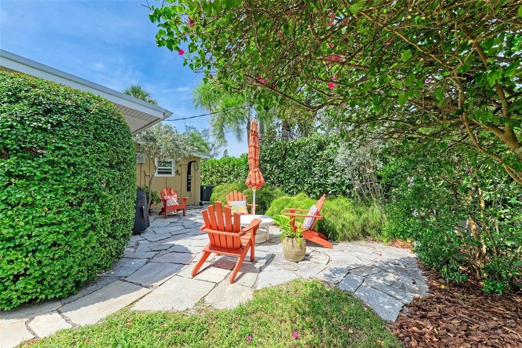 For Sale: $1,249,000 (2 beds, 2 baths, 1068 Square Feet)