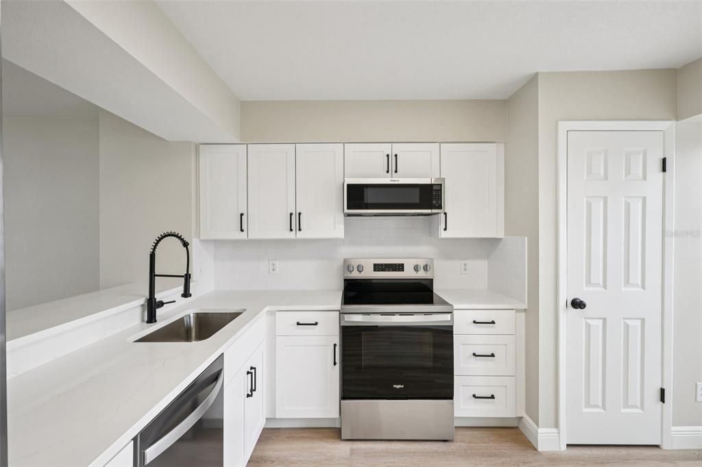 Под контрактом: $239,000 (2 спален, 2 ванн, 1216 Квадратных фут)