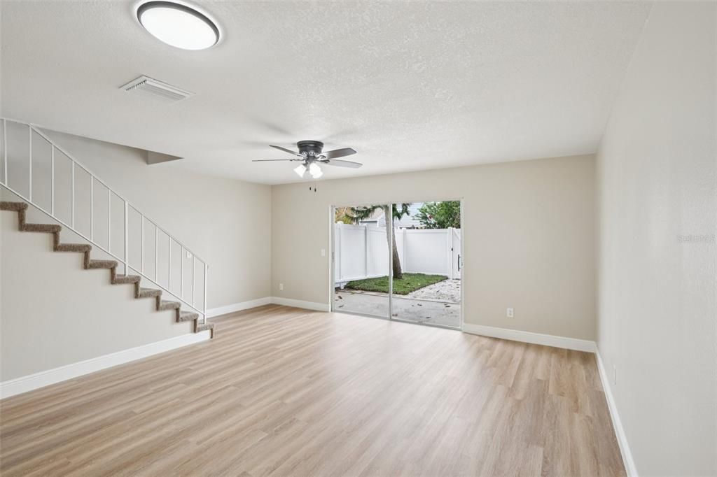 Под контрактом: $239,000 (2 спален, 2 ванн, 1216 Квадратных фут)