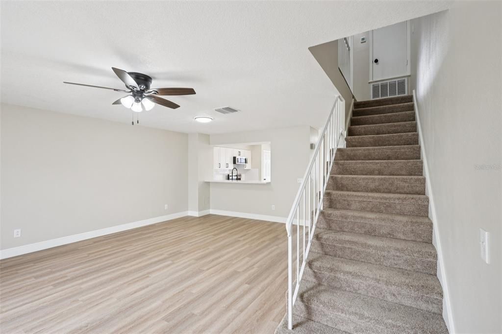 Под контрактом: $239,000 (2 спален, 2 ванн, 1216 Квадратных фут)