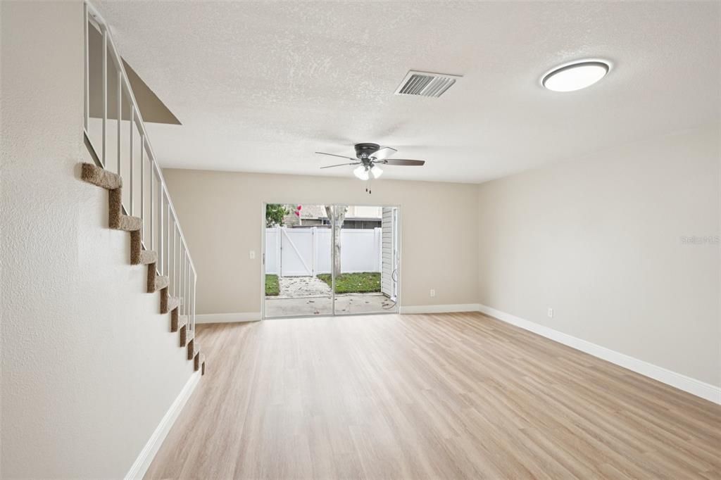 Под контрактом: $239,000 (2 спален, 2 ванн, 1216 Квадратных фут)