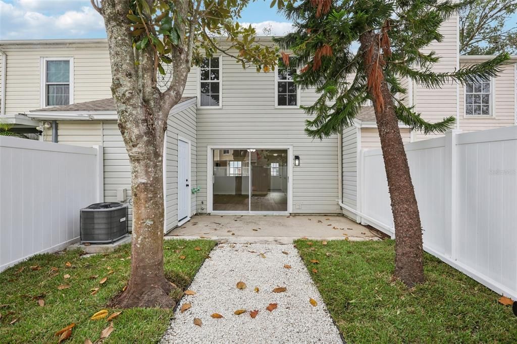 Под контрактом: $239,000 (2 спален, 2 ванн, 1216 Квадратных фут)