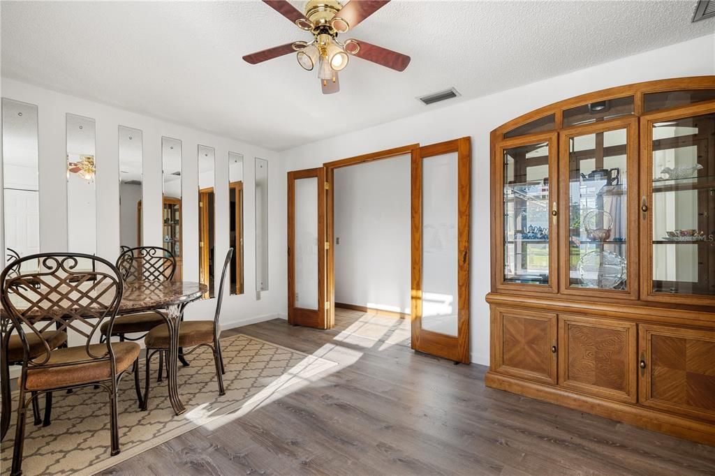 En Venta: $385,000 (4 camas, 2 baños, 1853 Pies cuadrados)