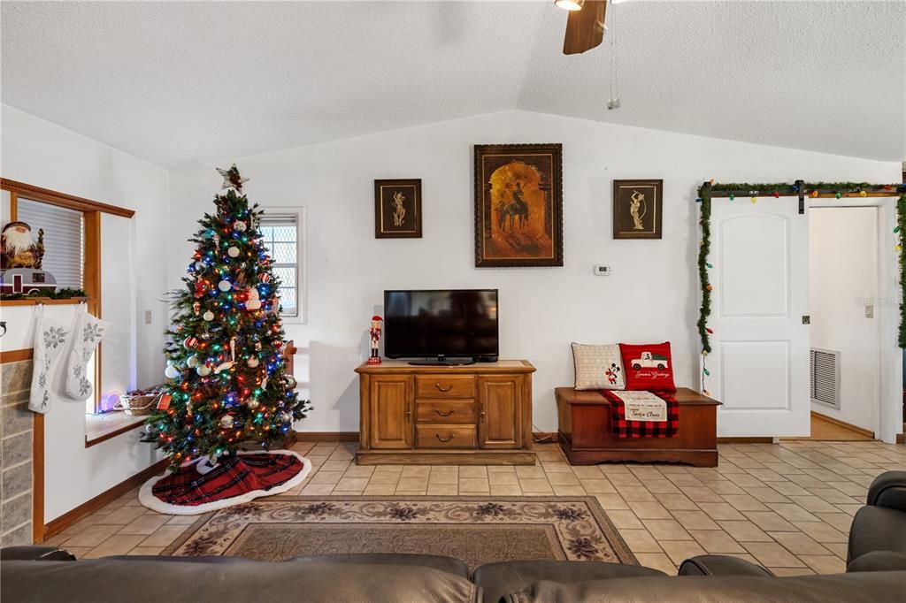 En Venta: $385,000 (4 camas, 2 baños, 1853 Pies cuadrados)