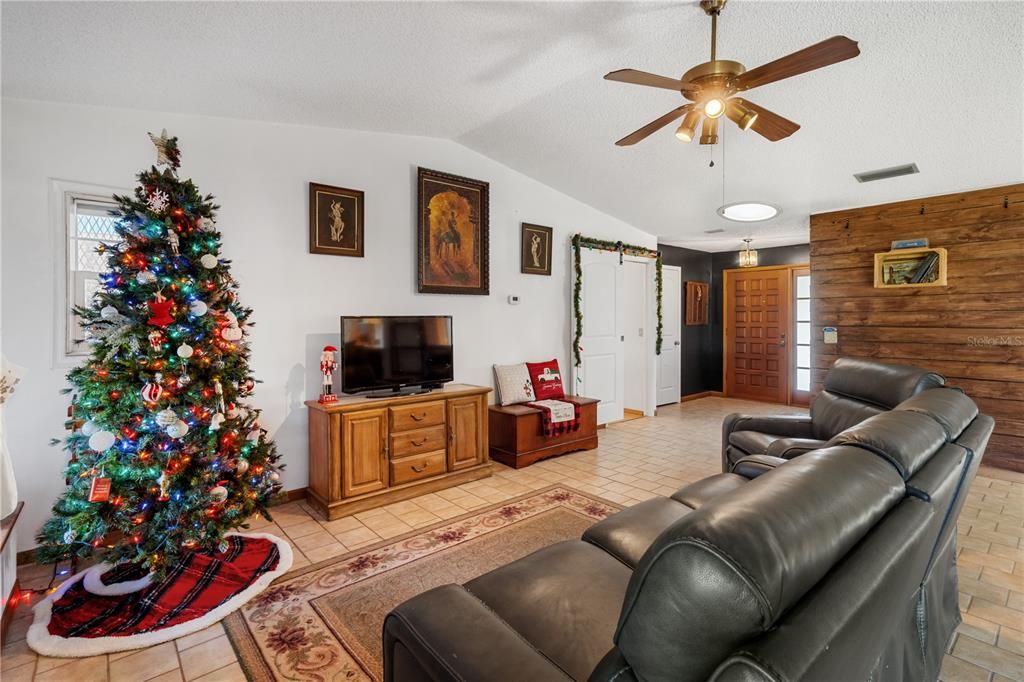 En Venta: $385,000 (4 camas, 2 baños, 1853 Pies cuadrados)