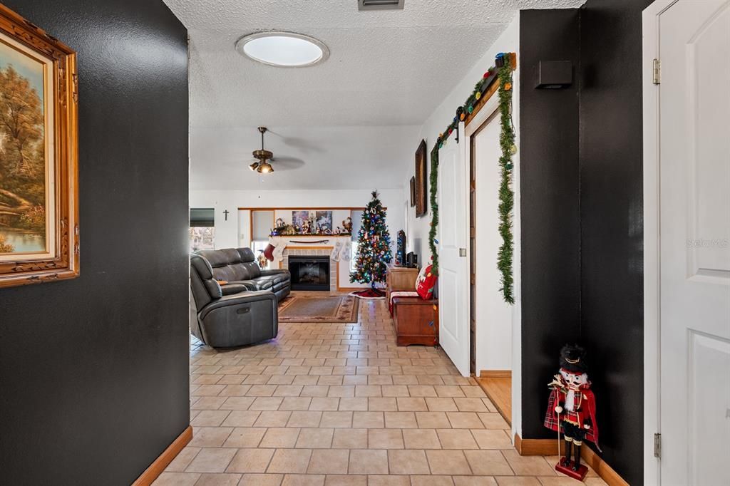 En Venta: $385,000 (4 camas, 2 baños, 1853 Pies cuadrados)