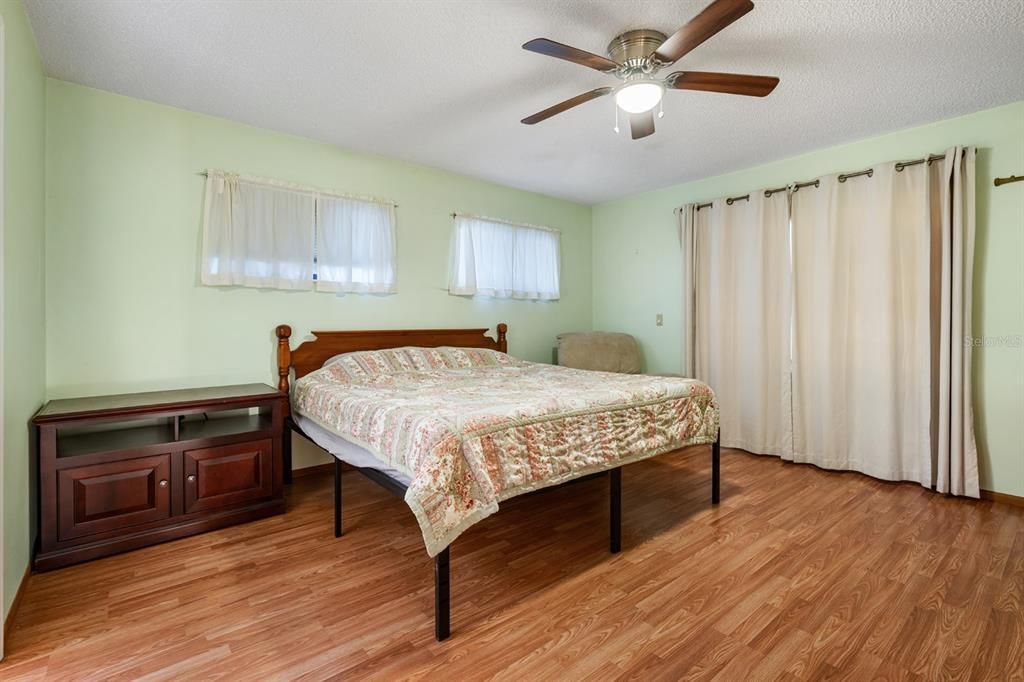 En Venta: $385,000 (4 camas, 2 baños, 1853 Pies cuadrados)