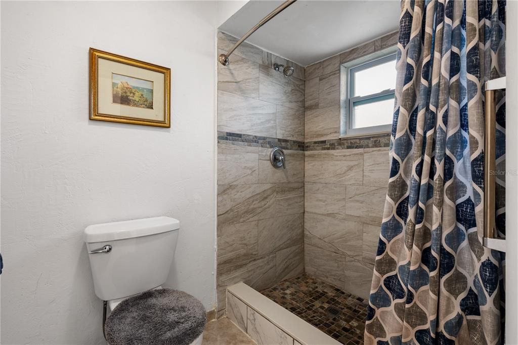 En Venta: $385,000 (4 camas, 2 baños, 1853 Pies cuadrados)