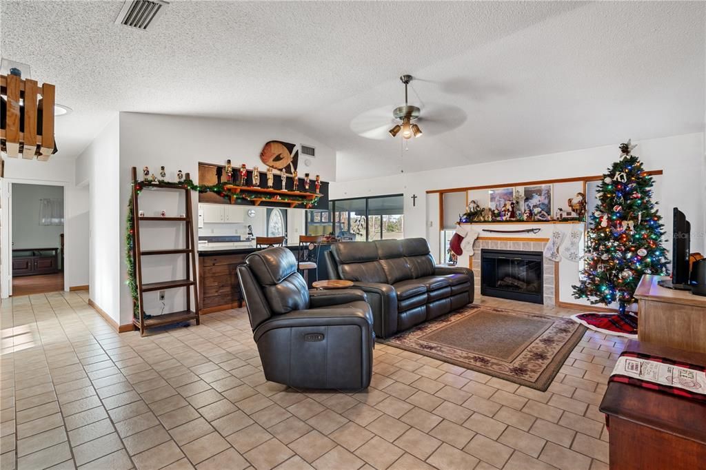 En Venta: $385,000 (4 camas, 2 baños, 1853 Pies cuadrados)