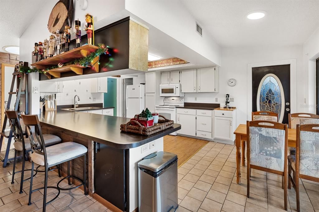 En Venta: $385,000 (4 camas, 2 baños, 1853 Pies cuadrados)