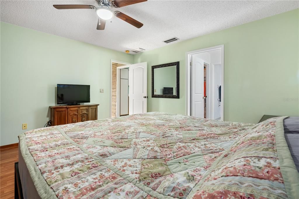 En Venta: $385,000 (4 camas, 2 baños, 1853 Pies cuadrados)