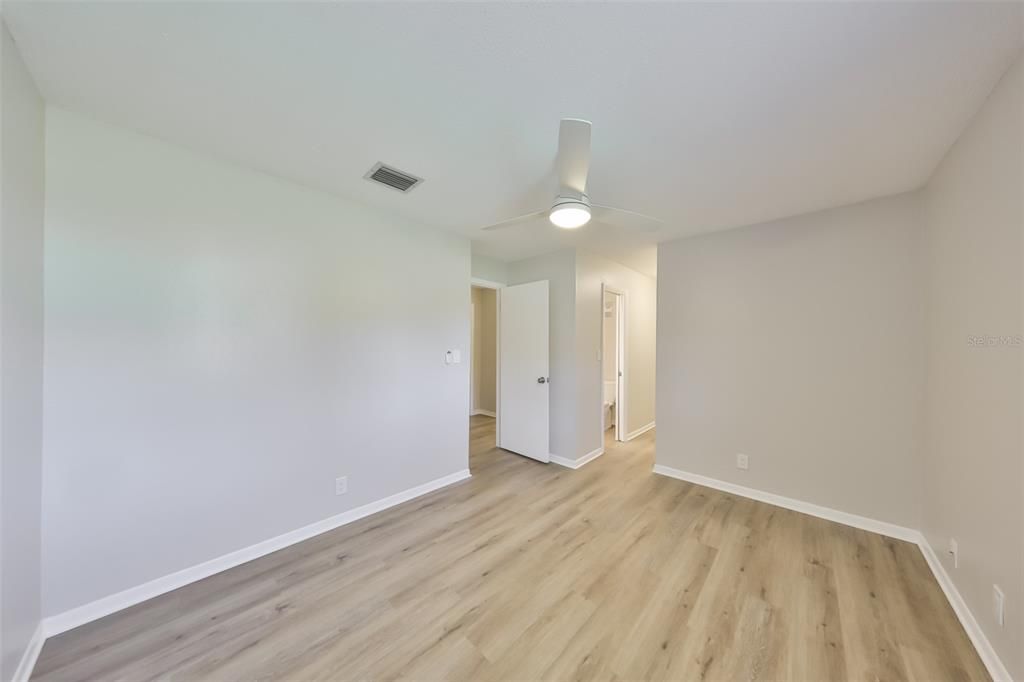 На продажу: $179,900 (2 спален, 1 ванн, 1085 Квадратных фут)