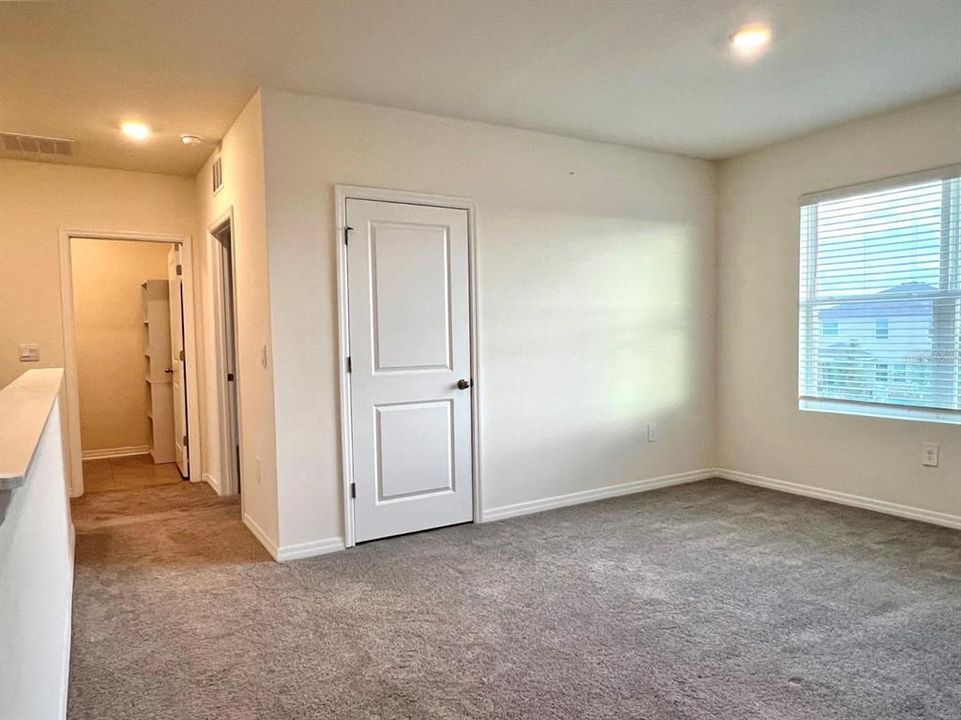 For Rent: $2,950 (5 beds, 3 baths, 2605 Square Feet)