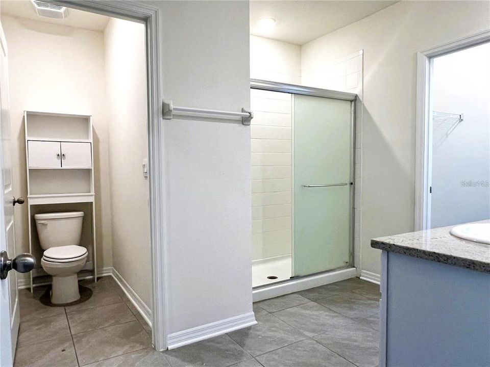 For Rent: $2,950 (5 beds, 3 baths, 2605 Square Feet)