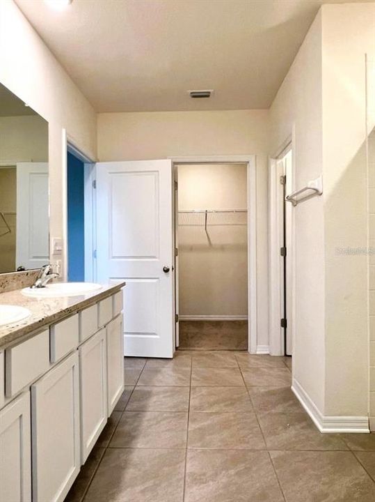 For Rent: $2,950 (5 beds, 3 baths, 2605 Square Feet)