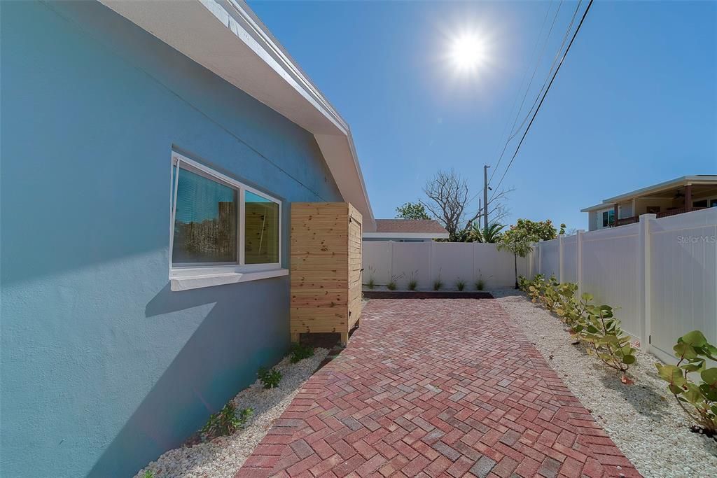 For Rent: $2,200 (2 beds, 1 baths, 676 Square Feet)