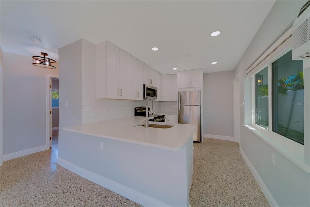 For Rent: $2,200 (2 beds, 1 baths, 676 Square Feet)