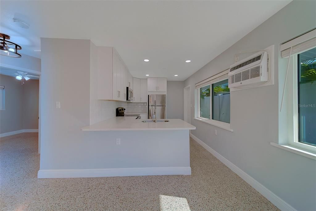 For Rent: $2,200 (2 beds, 1 baths, 676 Square Feet)