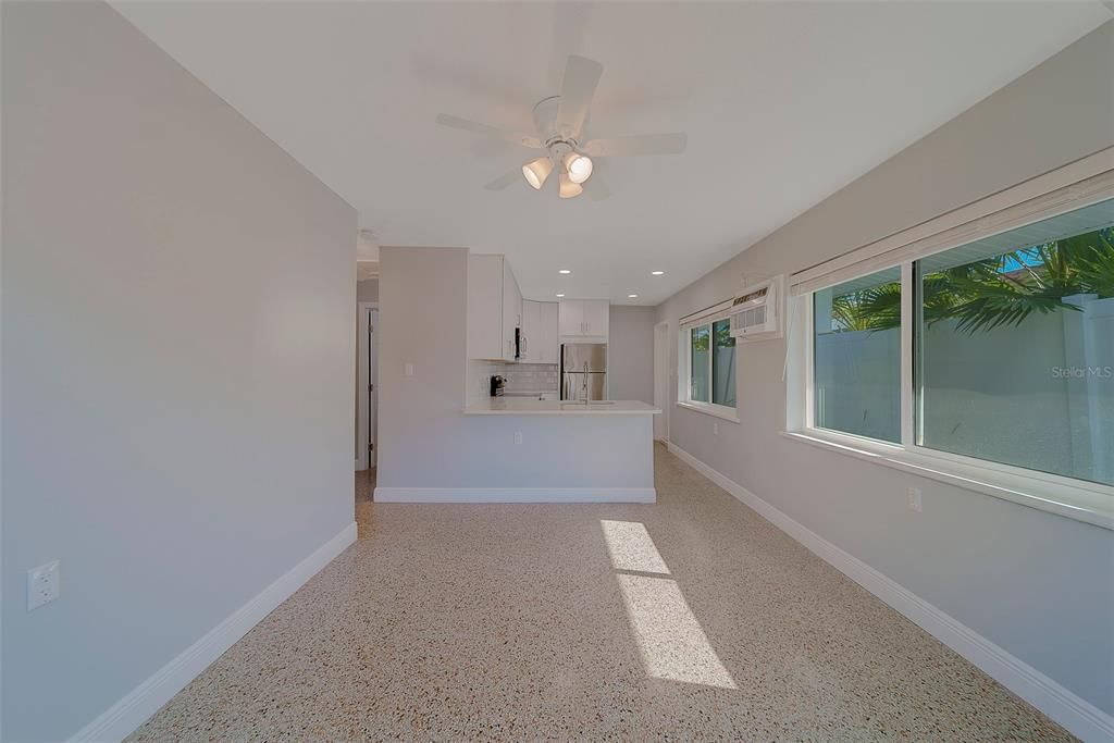 For Rent: $2,200 (2 beds, 1 baths, 676 Square Feet)