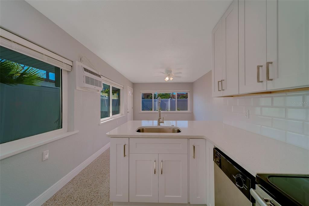 For Rent: $2,200 (2 beds, 1 baths, 676 Square Feet)