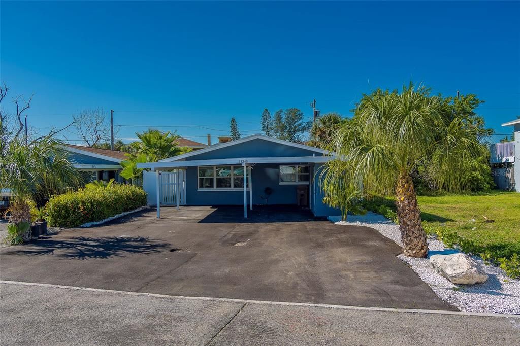 For Rent: $2,200 (2 beds, 1 baths, 676 Square Feet)