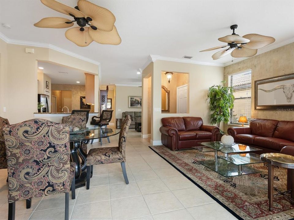 合同活跃: $359,900 (2 贝兹, 2 浴室, 1685 平方英尺)