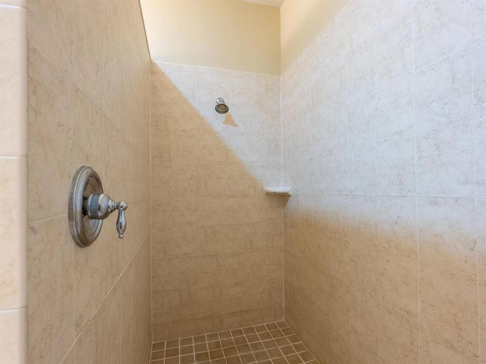 合同活跃: $359,900 (2 贝兹, 2 浴室, 1685 平方英尺)