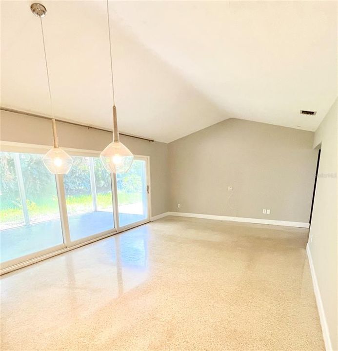 出租: $4,250 (3 贝兹, 3 浴室, 1594 平方英尺)