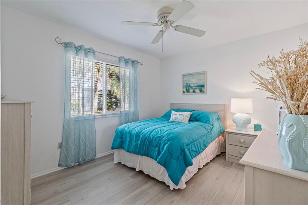 待售: $205,000 (2 贝兹, 2 浴室, 911 平方英尺)