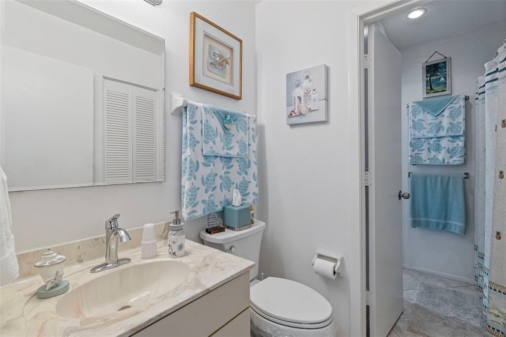 待售: $205,000 (2 贝兹, 2 浴室, 911 平方英尺)