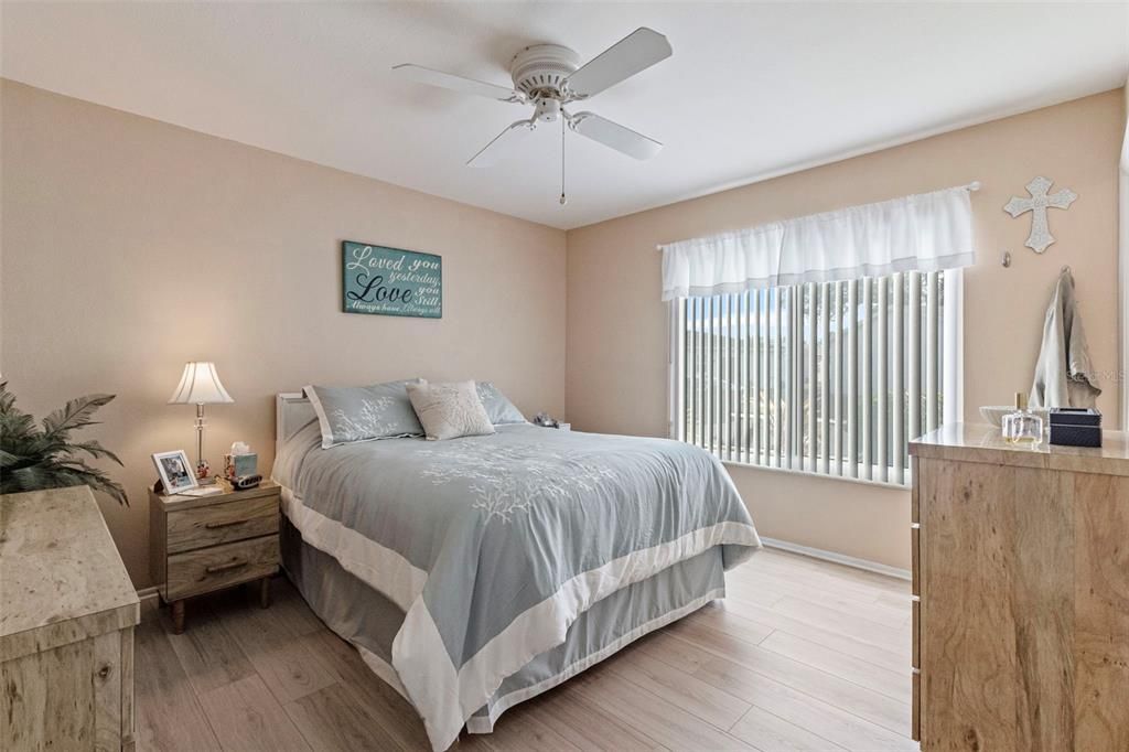 待售: $205,000 (2 贝兹, 2 浴室, 911 平方英尺)