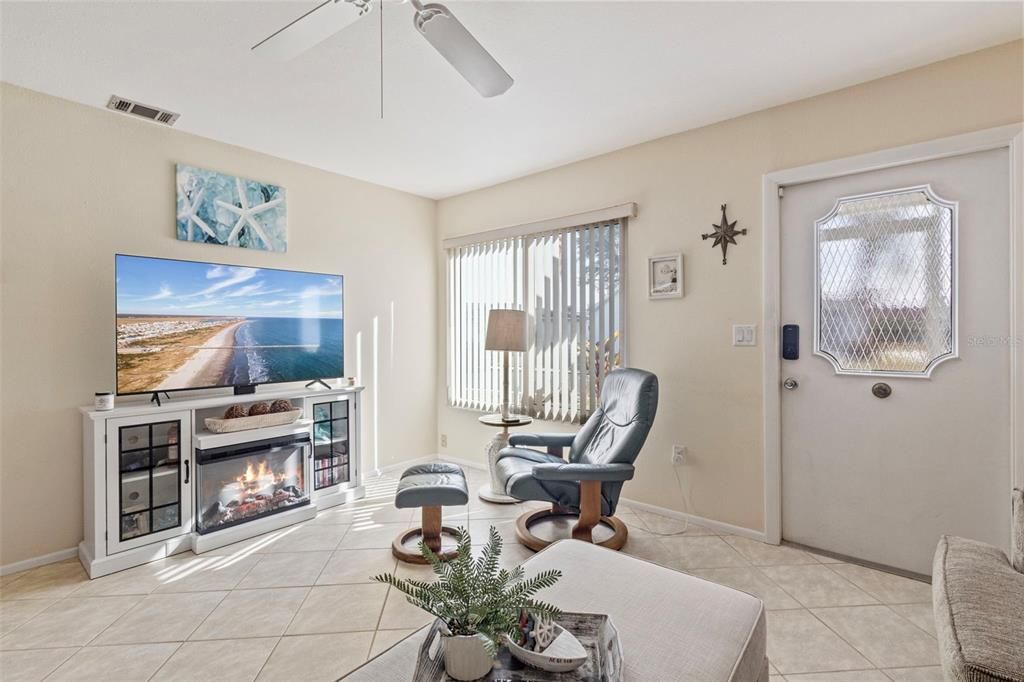 待售: $205,000 (2 贝兹, 2 浴室, 911 平方英尺)