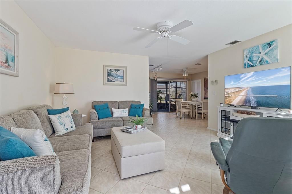 待售: $205,000 (2 贝兹, 2 浴室, 911 平方英尺)