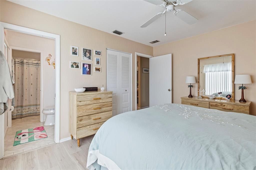 待售: $205,000 (2 贝兹, 2 浴室, 911 平方英尺)