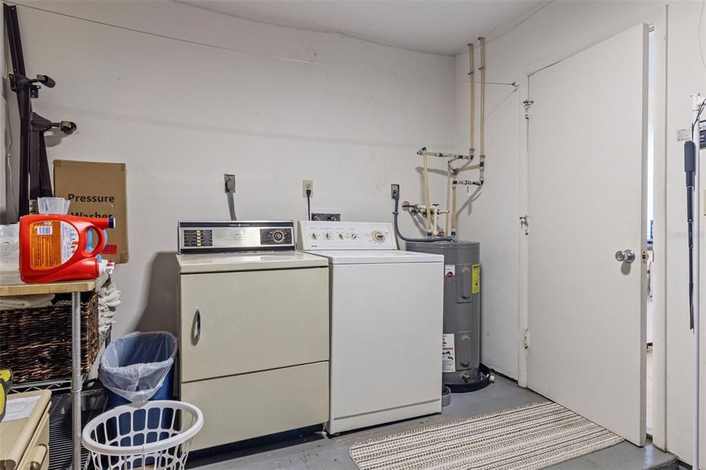 待售: $205,000 (2 贝兹, 2 浴室, 911 平方英尺)