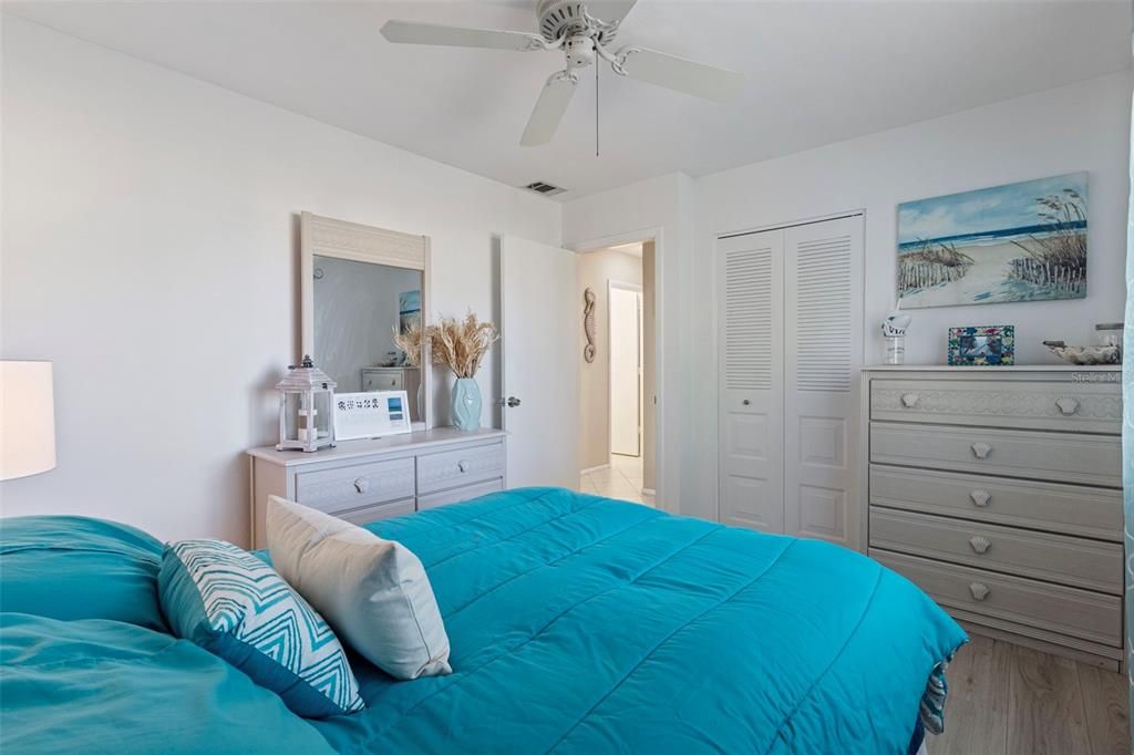 待售: $205,000 (2 贝兹, 2 浴室, 911 平方英尺)