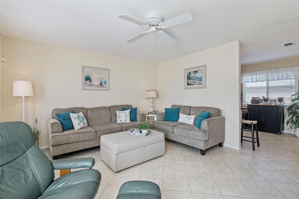 待售: $205,000 (2 贝兹, 2 浴室, 911 平方英尺)