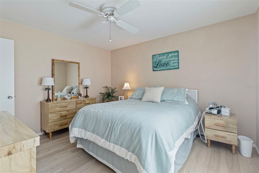 待售: $205,000 (2 贝兹, 2 浴室, 911 平方英尺)