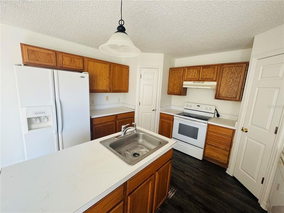 待售: $299,000 (4 贝兹, 2 浴室, 2797 平方英尺)