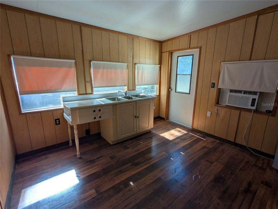 На продажу: $59,900 (3 спален, 2 ванн, 896 Квадратных фут)