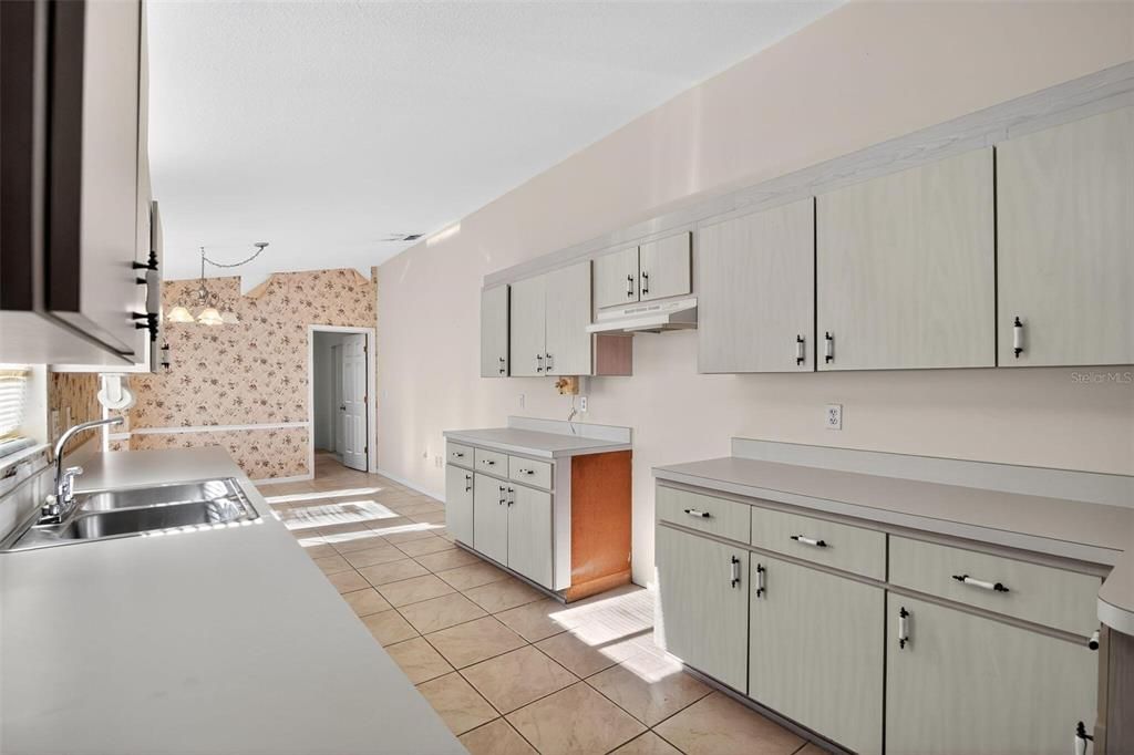 For Sale: $210,990 (2 beds, 2 baths, 1460 Square Feet)