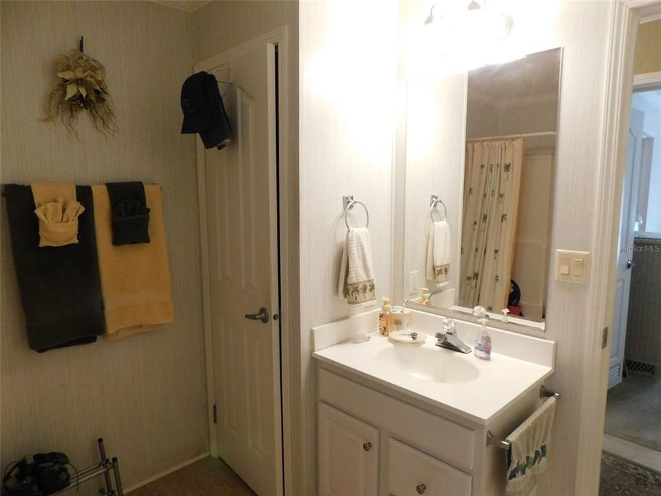 待售: $196,000 (2 贝兹, 2 浴室, 1296 平方英尺)