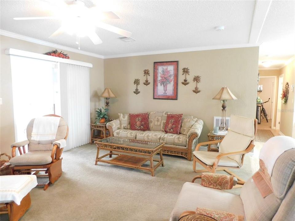 待售: $196,000 (2 贝兹, 2 浴室, 1296 平方英尺)