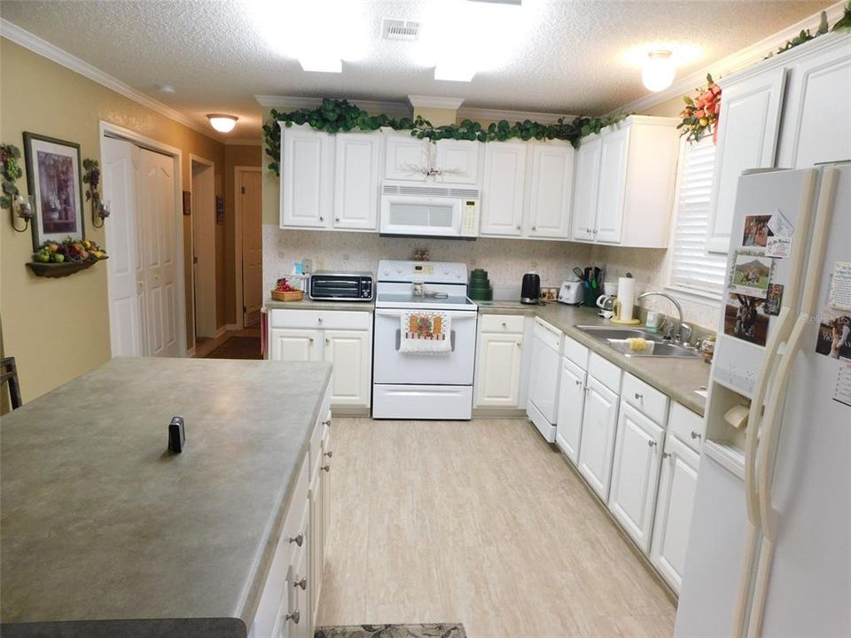 待售: $196,000 (2 贝兹, 2 浴室, 1296 平方英尺)