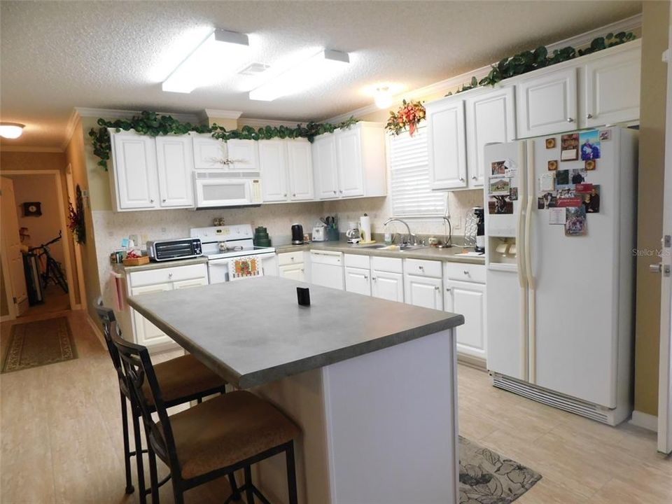 待售: $196,000 (2 贝兹, 2 浴室, 1296 平方英尺)