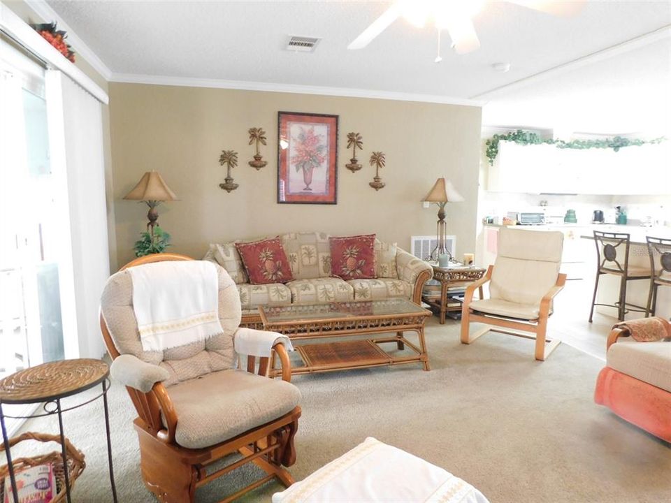 待售: $196,000 (2 贝兹, 2 浴室, 1296 平方英尺)