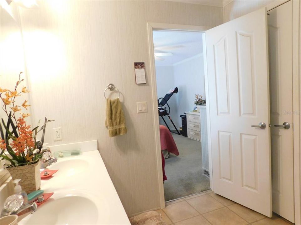 待售: $196,000 (2 贝兹, 2 浴室, 1296 平方英尺)