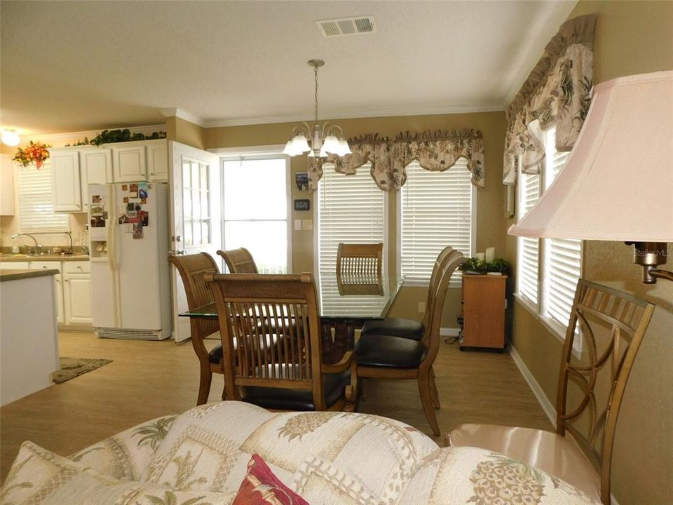 待售: $196,000 (2 贝兹, 2 浴室, 1296 平方英尺)