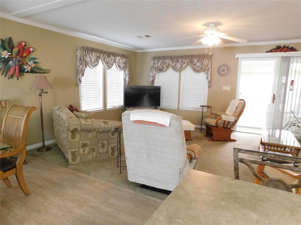 待售: $196,000 (2 贝兹, 2 浴室, 1296 平方英尺)